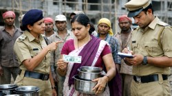 जळगाव : बांधकाम कामगारांना गृहोपयोगी संच ताब्यात देण्यासाठी १०० रुपयांची लाच; महिला कर्मचाऱ्याविरुद्ध गुन्हा दाखल