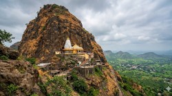 सप्तश्रुंगी न्यासाच्या विश्वस्त निवडीच्या वादात नवा पेच; मुख्य न्यायमूर्तींच्या कार्यालयातून निवडीच्या स्थगितीचा ई-मेल,सदस्यांचा याचिकद्वारे आरोप