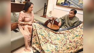 Nitin Gadkari meeting Hema Malini in Nagpur | Dhapewada Textile silk sari project | Karvat Kati Sari presentation to Hema Malini | Vidarbha Handloom and Powerloom industry revival