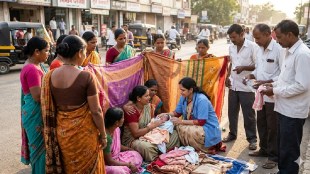 Shirur woman delivery on road Nirman Plaza | Dr Sunita Pote Shirur Corporator helping woman | Pune district rural news humanity | Pregnant woman emergency delivery Shirur