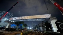 एप्रिल-मध्य रेल्वे मार्गावर १७८ टन वजनाच्या स्टील स्पॅनची उभारणी