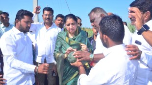 Deputy CM Sunetra Pawar Baramati visit | Unseasonal rain crop damage Maharashtra | Sunetra Pawar inspecting farms in Pandare Baramati | Agriculture loss compensation Maharashtra Government