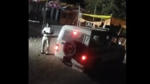 Akola sand mafia attack on police video | Illegal sand mining tractor threat Maharashtra | Borgaon Manju police mhaisang incident | Sand mafia bullying police in Akola district