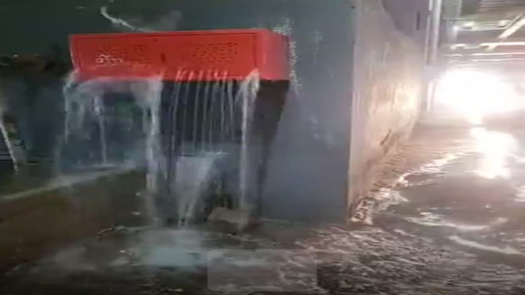 Kashigaon Metro Station Water Leakage | Dahisar Mira Bhayander Metro News | Mumbai Metro Line 9 Construction Quality | Traffic Jam at Kashigaon Mira Road Kashigaon Metro Station Water Leakage | Dahisar Mira Bhayander Metro News | Mumbai Metro Line 9 Construction Quality | Traffic Jam at Kashigaon Mira Road