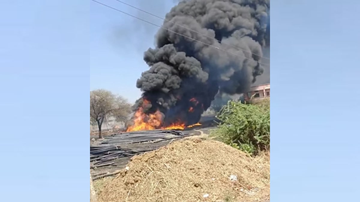 माळाकोळी येथे जलजीवन मिशनच्या पाइपसाठ्याला भीषण आग; कोट्यवधींचे नुकसान, व्यवस्थापनावर प्रश्नचिन्ह