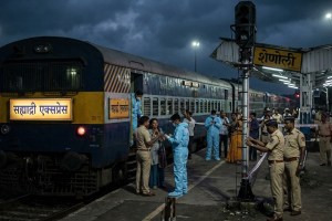 Sahyadri Express robbery news today | Railway signal tampering crime Karad | Miraj Railway Police investigation | Train robbery in Maharashtra Satara Sangli border