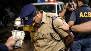 Police constable Vinod Ahire arrested Jalgaon | ACB trap Jalgaon Shanipeth police station | Maharashtra Police bribery case News | Jalgaon Anti Corruption Bureau latest update