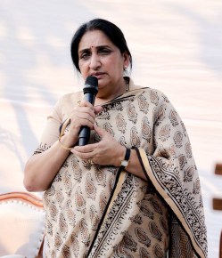 सुनेत्रा पवार यांची मुख्यमंत्र्यांकडे निधीची मागणी