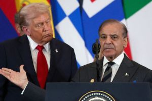 Pakistan opens 6 land routes for Iran | पाकिस्तान इराण व्यापारी मार्ग ६ मार्ग | Derek Grossman on Pakistan dual policy | US blockade Strait of Hormuz bypass news
