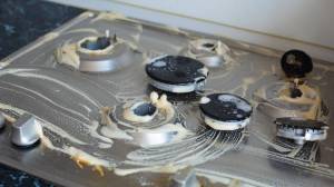 वारंवार घासूनही बर्नर काळाच दिसतोय? मिनिटांत होईल साफ, फक्त ‘हा’ सोपा उपाय करून पाहा