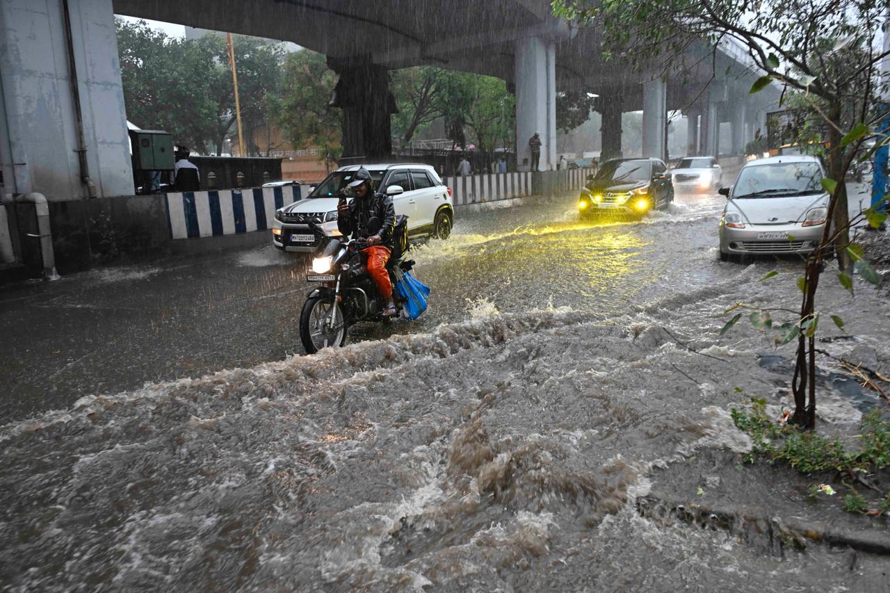 Satara Rain Photo, Satara unseasonal rain causes waterlogging on roads