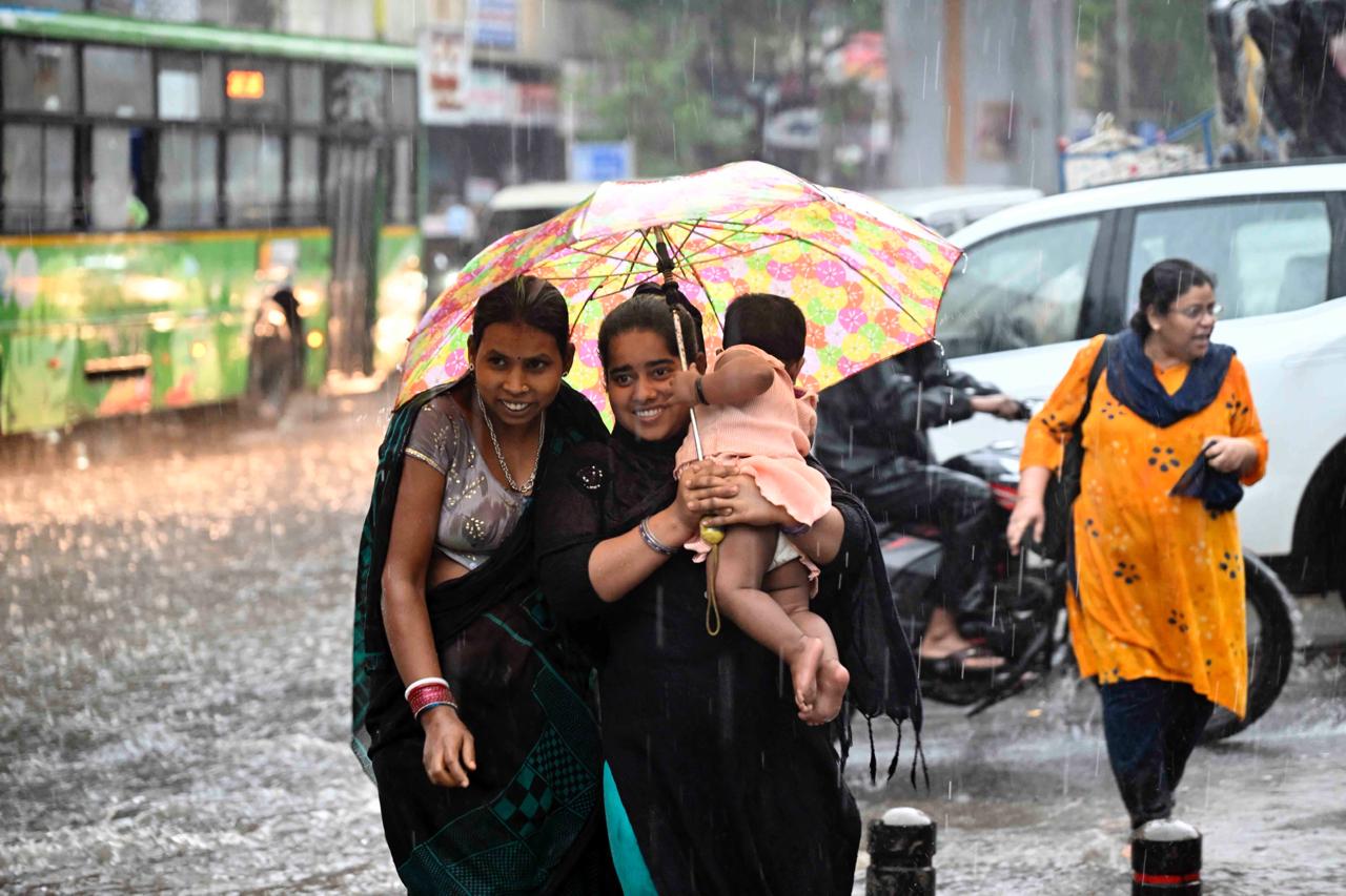 Satara Rain Photo, Satara unseasonal rain causes waterlogging on roads