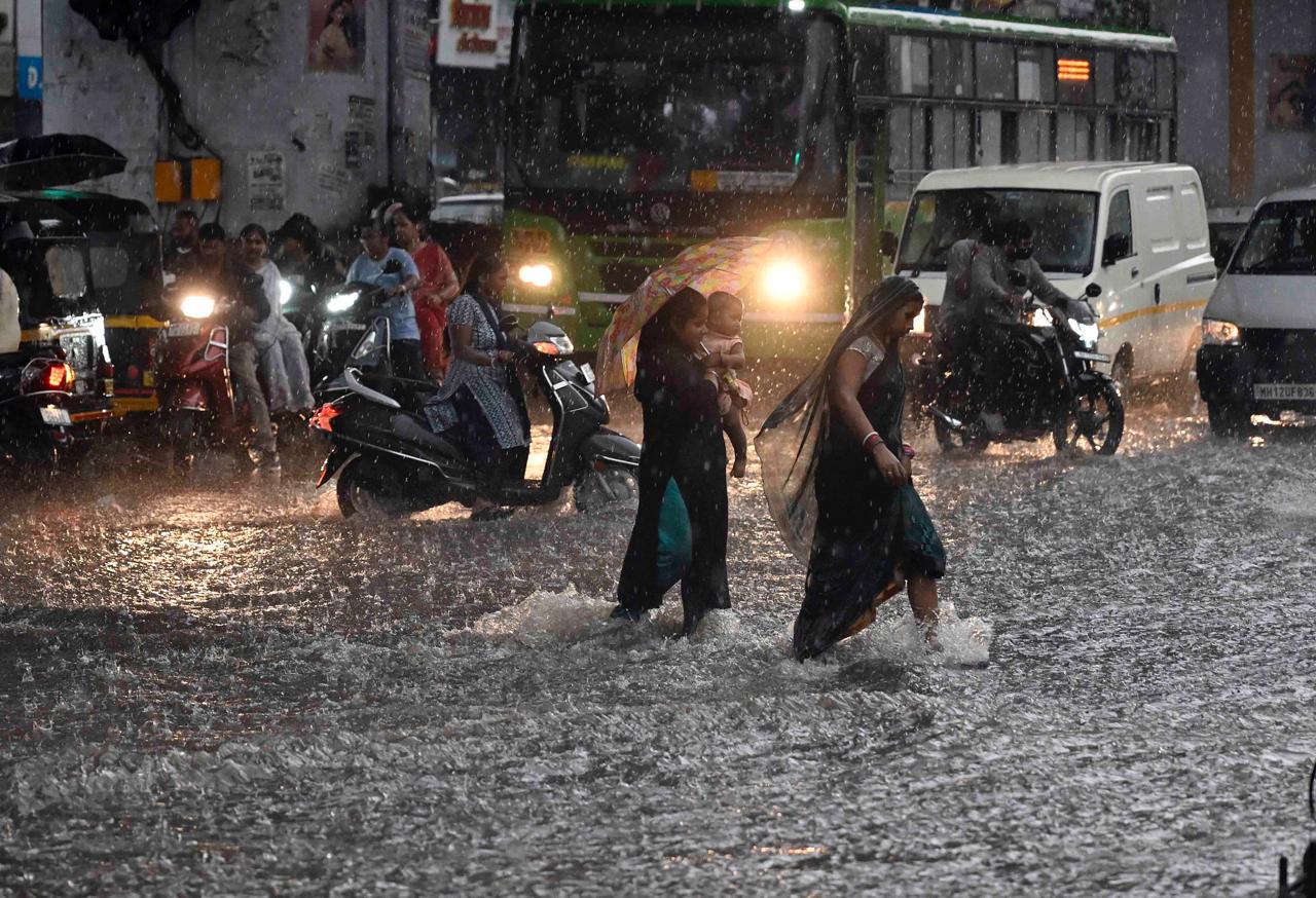 Satara Rain Photo, Satara unseasonal rain causes waterlogging on roads
