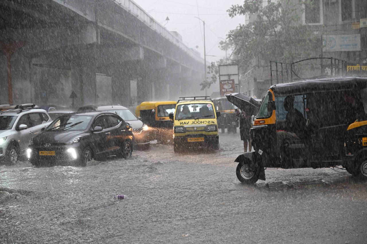 Satara Rain Photo, Satara unseasonal rain causes waterlogging on roads