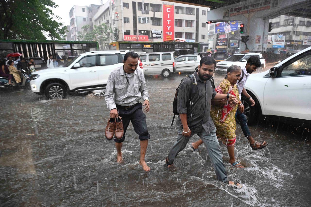 Satara Rain Photo, Satara unseasonal rain causes waterlogging on roads