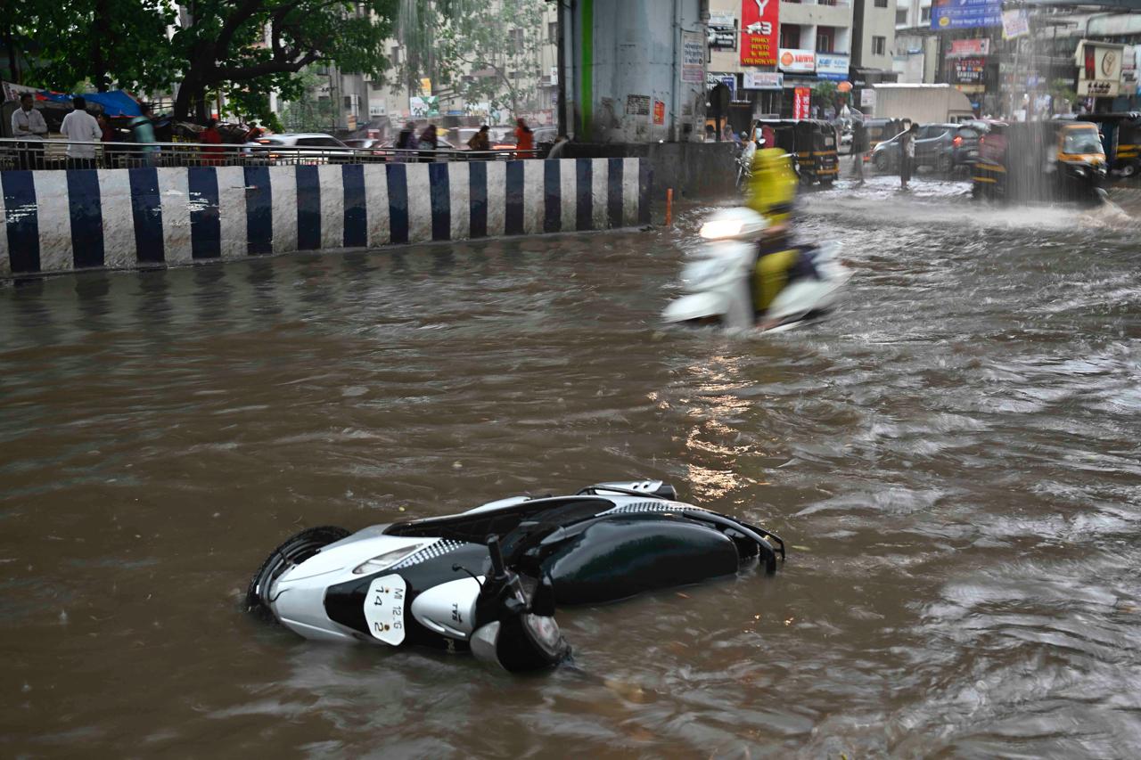 Satara Rain Photo, Satara unseasonal rain causes waterlogging on roads