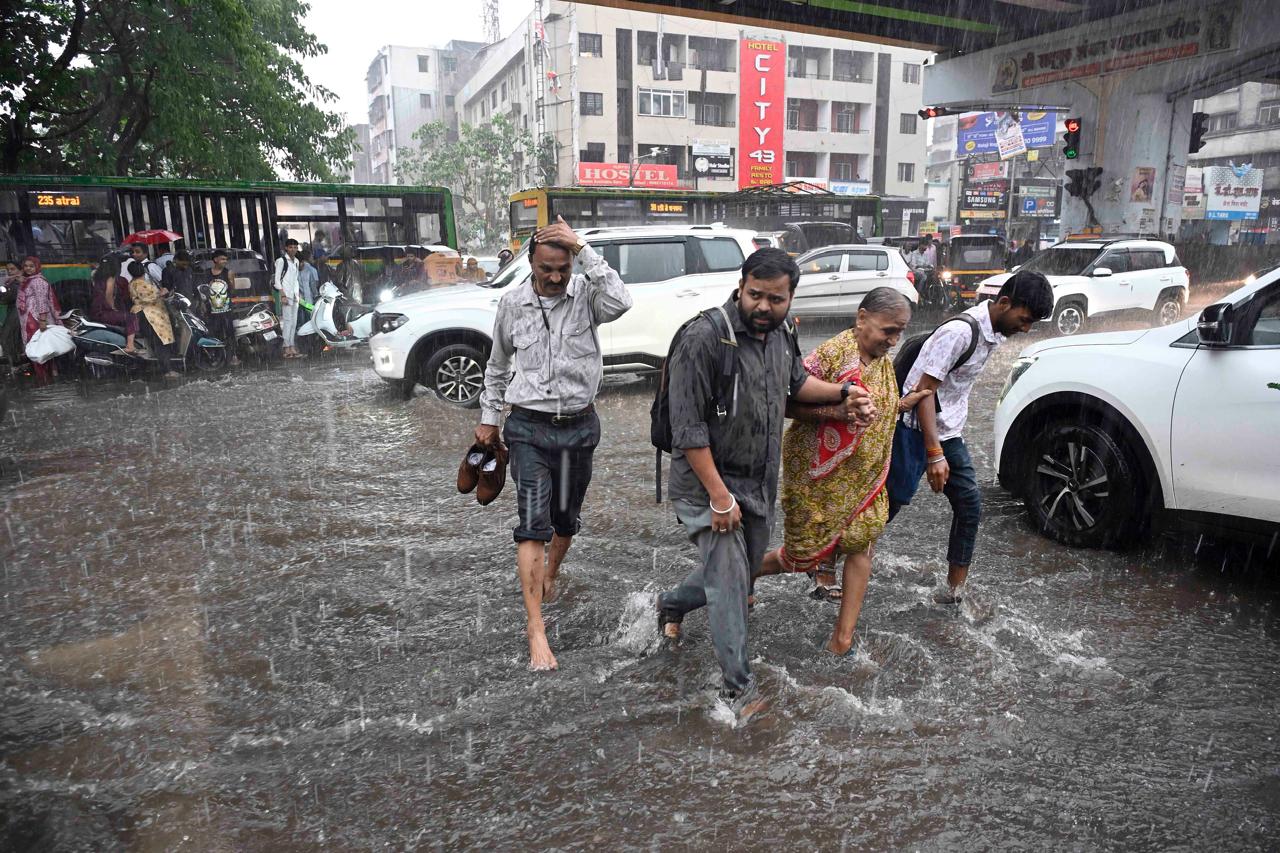 Satara Rain Photo, Satara unseasonal rain causes waterlogging on roads