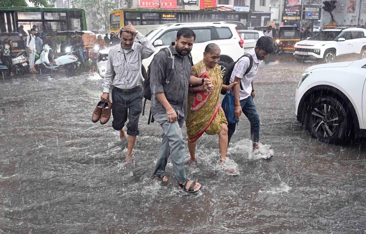 Satara Rain Photo, Satara unseasonal rain causes waterlogging on roads