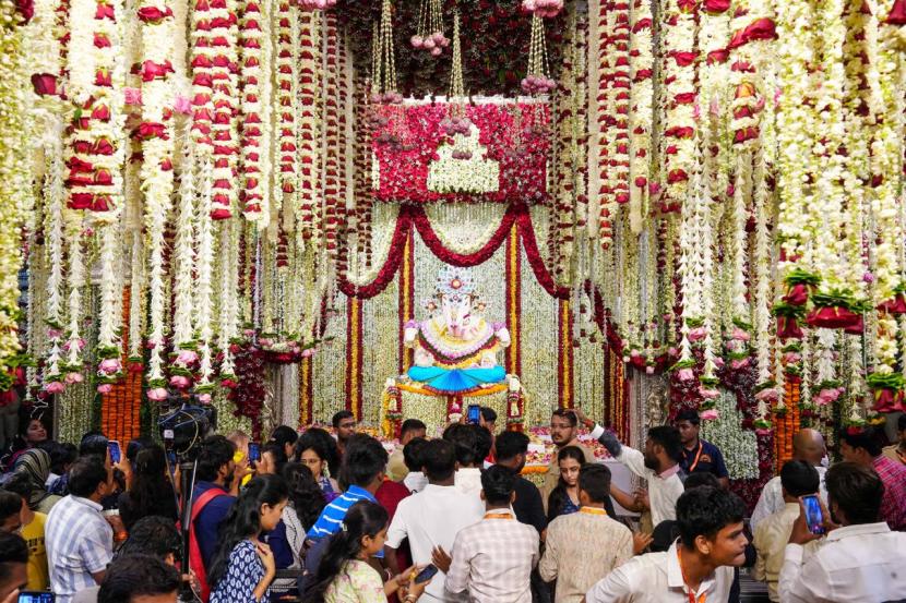 पुण्यातील श्रीमंत दगडूशेठ हलवाई सार्वजनिक गणपती ट्रस्ट आणि सुवर्णयुग तरुण मंडळातर्फे दगडूशेठ गणपती आज ५१ लाख सुवासिक आणि विविधरंगी फुलांनी सजवण्यात आले होते. (सर्व फोटो - Arul Horizon)