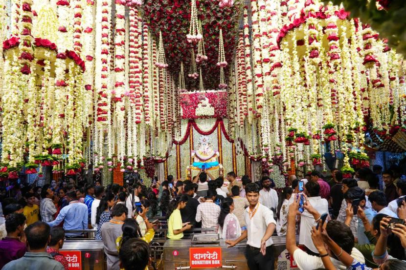 यासाठी मोगरी, लिली, झेंडू, गुलाब, जास्वंद, चाफा, शेवंती, गुलछडी, कमळ, जाई-जुई आदी फुलांचा वापर करून आकर्षक सजावट करण्यात आली होती.