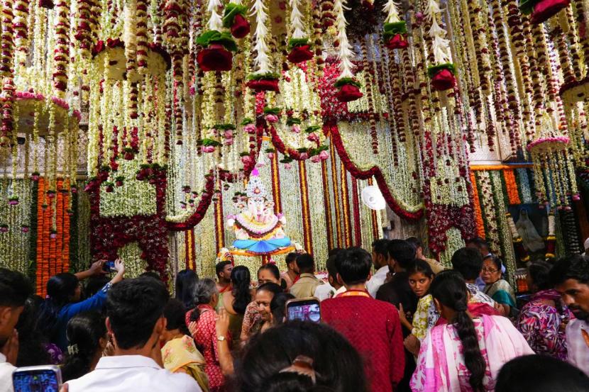 वासंतिक उटी आणि मोगरा महोत्सवाच्या निमित्ताने ही सजावट करण्यात आली होती.
