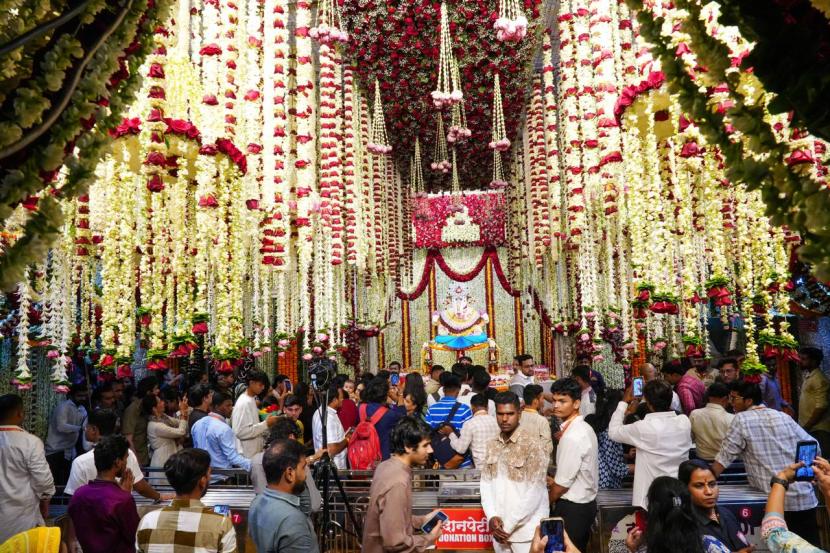 गाभारा आणि सभामंडपातील रंगीबेरंगी पुष्पसजावटीमुळे मंदिर परिसरात एक वेगळंच चैतन्य पसरलं होतं.