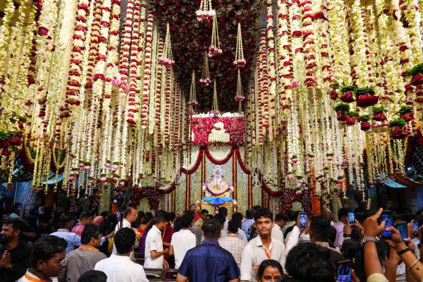 भक्तीमय वातावरणात फुलांचा सुगंध पसरल्याने दगडूशेठ गणपती मंदिरात अविस्मरणीय अध्यात्मिक सोहळाच साजरा झाला.