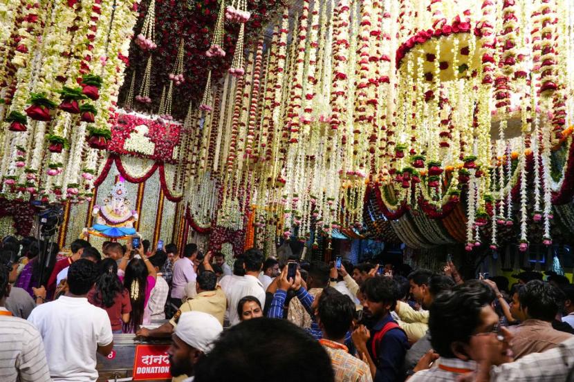 चांदीच्या मूर्तीला वासंतिक उटीचे लेपनही करण्यात आले होते.