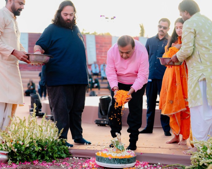  रिलायन्स इंडस्ट्रीजचे कार्यकारी संचालक अनंत अंबानी यांनी स्थापन केलेल्या 'वंतारा' या जागतिक वन्यजीव संरक्षण संस्थेने जामनगरमध्ये 'वंतारा विद्यापीठ' सुरू करण्याची घोषणा केली आहे.