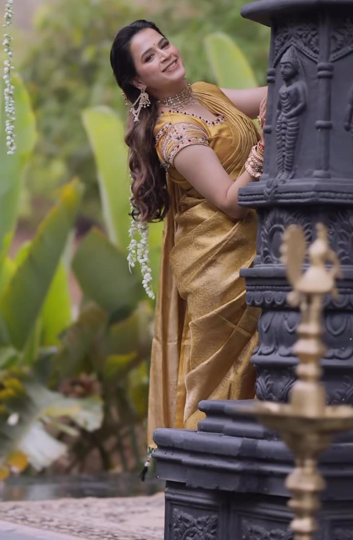 Prajakta Gaikwad golden Kanjeevaram saree lookc