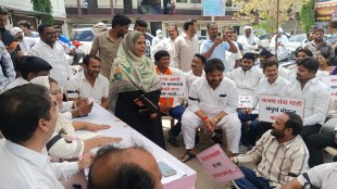 Suspended corporators holding mock assembly in Akola Municipal Corporation | अकोला महानगरपालिका निलंबित नगरसेवकांची प्रतीकात्मक सभा | Opposition protest against Akola Mayor and administration | अकोला मनपा भ्रष्टाचार निषेध आंदोलन