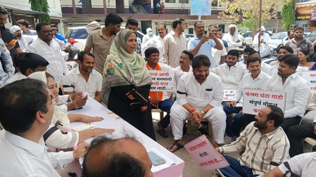 Suspended corporators holding mock assembly in Akola Municipal Corporation | अकोला महानगरपालिका निलंबित नगरसेवकांची प्रतीकात्मक सभा | Opposition protest against Akola Mayor and administration | अकोला मनपा भ्रष्टाचार निषेध आंदोलन Suspended corporators holding mock assembly in Akola Municipal Corporation | अकोला महानगरपालिका निलंबित नगरसेवकांची प्रतीकात्मक सभा | Opposition protest against Akola Mayor and administration | अकोला मनपा भ्रष्टाचार निषेध आंदोलन