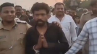 Akola sand mafia Shubham Mankar arrested by police | Sand mafia attacking police in Akola video | अकोला वाळू माफिया पोलिसांवर हल्ला | वाळू माफियाची अकोल्यात धिंड आणि अटक