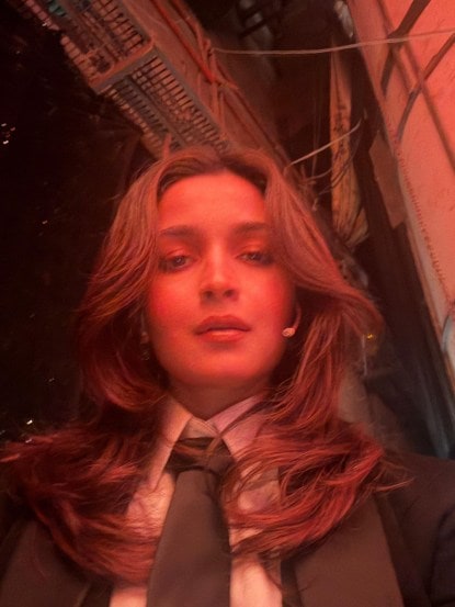 आलियाने 'चेतक स्क्रीन अवॉर्ड्स'मधील फोटो शेअर करत मजेशीर कॅप्शन दिली आहे. ती म्हणाली, 