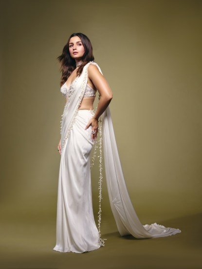 आलिया भट्ट बॉलीवूडमधील लोकप्रिय अभिनेत्री आहे. तिनं आतापर्यंत अनेक चित्रपटांतून विविध भूमिका साकारत प्रेक्षकांची मनं जिंकली आहेत.