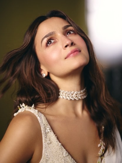 आलिया पहिल्यांदाच एका वेगळ्या भूमिकेतून प्रेक्षकांसमोर आली. आलियाने काल ५ एप्रिल रोजी (रविवारी) पार पडलेल्या 'चेतक स्क्रीन अवॉर्डस्'मध्ये सूत्रसंचालनाची धुरा सांभाळली होती.