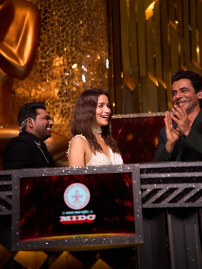 आलियाने यावेळी झाकीर खान, सुनील ग्रोवर यांच्याबरोबरचे सूत्रसंचालनावेळी धमाल करतानाचे फोटो शेअर केले आहेत.