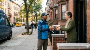 Amazon delivery worker in New York City | Zohran Mamdani's new bill impact on Amazon | ॲमेझॉन डिलिव्हरी खर्च वाढणार | न्यूयॉर्क शहर ॲमेझॉन वितरण केंद्र
