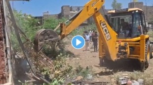 Amravati bulldozer action on Ayaz Ahmed house | अचलपूर परतवाडा आरोपीच्या घरावर बुलडोजर कारवाई | Paratwada minor harassment case accused property demolition | अमरावती पोलीस बंदोबस्तात अयाज अहमदचे अतिक्रमण हटवले