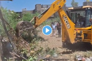 Amravati bulldozer action on Ayaz Ahmed house | अचलपूर परतवाडा आरोपीच्या घरावर बुलडोजर कारवाई | Paratwada minor harassment case accused property demolition | अमरावती पोलीस बंदोबस्तात अयाज अहमदचे अतिक्रमण हटवले