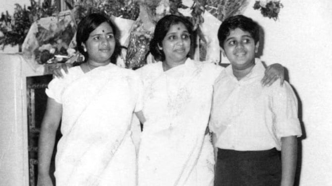 asha bhosle with her son and daughter