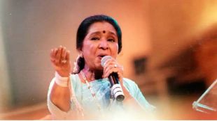 Avinash Dharmadhikari paying tribute to Asha Bhosle | Chanakya Mandal University Pune announcement | Dr Raghunath Mashelkar honoring Avinash Dharmadhikari | Former IAS officer Avinash Dharmadhikari life achievement award