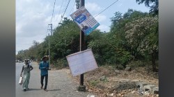 नगर परिषदेच्या प्रवेशद्वारावरच विद्युत खांबांवर लटकत आहेत अनधिकृत फलक, शहराच्या विद्रुपीकरणाकडे प्रशासनाचे दुर्लक्ष