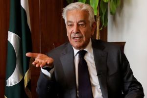 Khawaja Asif Pakistan Defense Minister India Threat | India Pakistan Tension Operation Sindhu News | ख्वाजा आसिफ पाकिस्तान संरक्षण मंत्री भारत धमकी | भारत पाकिस्तान तणाव आणि राजनाथ सिंह प्रत्युत्तर