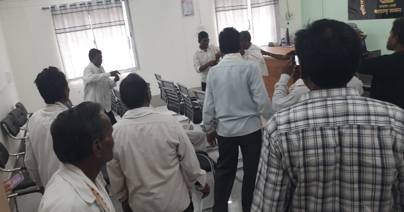जमिनीच्या मोबदल्यासाठी पाच आदिवासी शेतकऱ्यांचा आत्महत्येचा प्रयत्न (फोटो- लोकसत्ता)