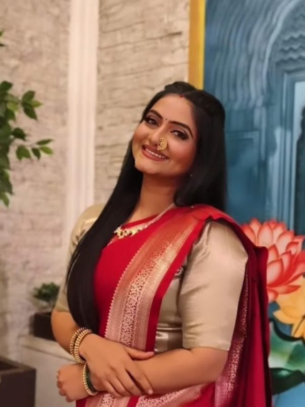 Kashmira Kulkarni viral reel in pink saree,