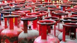 गॅस सिलिंडरचा तुटवडाप्रकरणी चेंबूरमध्ये नागरिकांचा ‘रास्ता रोको’