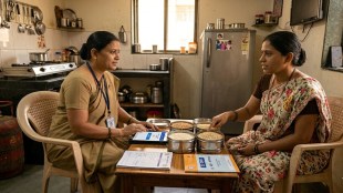 Digital Census India 2026 household survey process | Government employee taking census data on mobile app | डिजिटल जनगणना २०२६ घरगणना प्रक्रिया | जनगणनेतील ३३ प्रश्नांची प्रश्नावली आणि भोजनाची माहिती