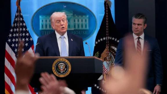 Trump warning journalists Marathi news | डोनाल्ड ट्रम्प यांचा पत्रकारांना इशारा | US F-15 leak investigation Trump | ट्रम्प यांची गुप्त माहिती लीक प्रकरणाची चौकशी