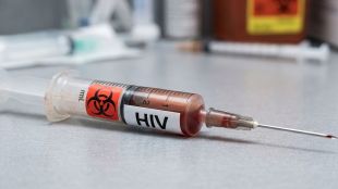 HIV injection case woman suicide news | माथेफिरूने दिले एचआयव्ही रक्ताचे इंजेक्शन | Crime news update HIV positive blood injection | पीडित महिलेची आत्महत्या बातमी